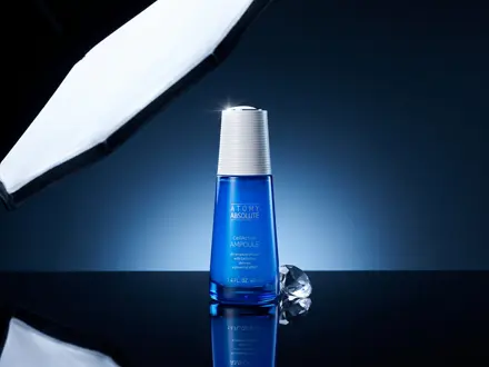 Ampola Absolute CellActive: frasco de vidro azul sobre superfície clara.
