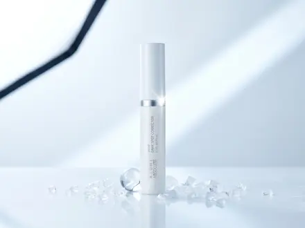 Absolute Snow Dark Spot Corrector: frasco branco com cristais de gelo na base.