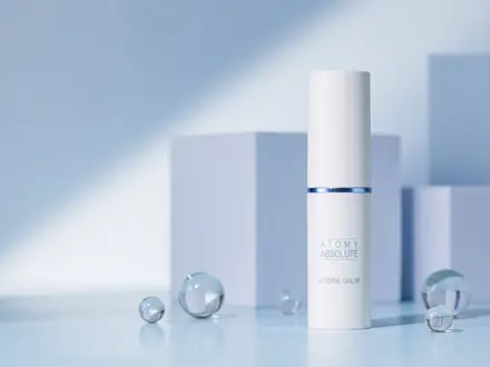 Absolute Hydra Balm: frasco branco em pé sobre superfície clara.