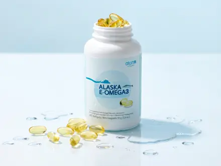 Alaska E Omega 3: pote branco com cápsulas douradas.